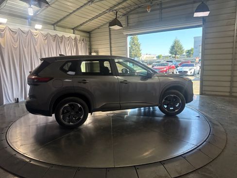Used 2024 Nissan Rogue SV FWD image 4