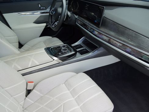 Certified 2023 BMW 760i xDrive w/ Executive Package AWD/4WD image 7