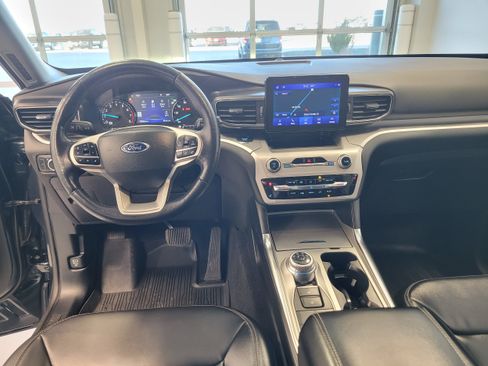 Used 2022 Ford Explorer XLT w/ Equipment Group 202A AWD/4WD image 16