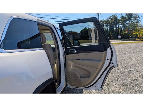 Used 2019 Jeep Grand Cherokee Laredo w/ 18" Wheel & 8.4" Radio Group image 12