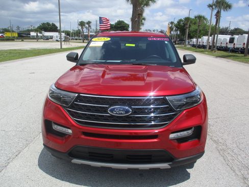 Certified 2022 Ford Explorer XLT w/ Equipment Group 202A AWD/4WD image 2