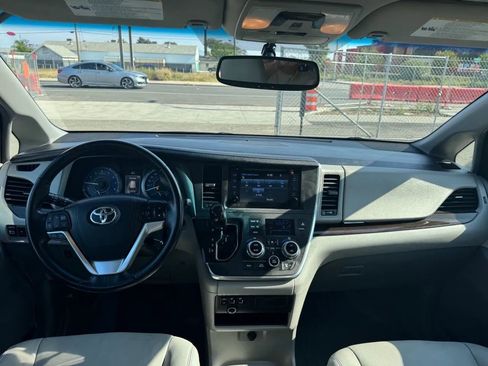 Used 2015 Toyota Sienna XLE image 13