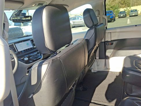 Used 2024 Chrysler Pacifica Touring-L image 19