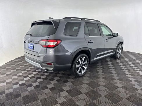 Used 2025 Honda Pilot Touring image 5