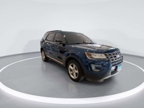 Used 2017 Ford Explorer XLT image 2