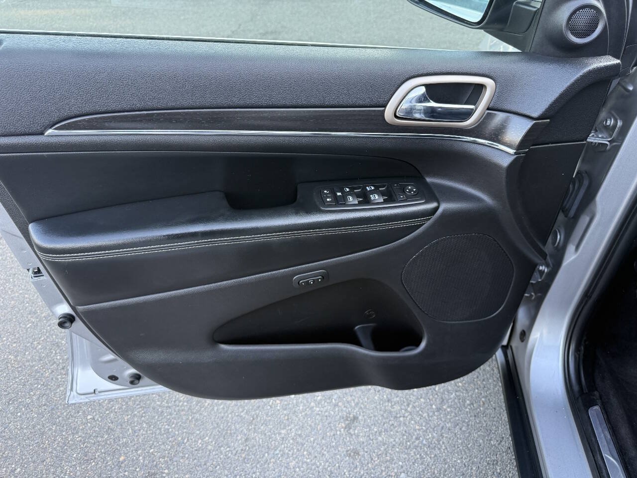 Used 2017 Jeep Grand Cherokee Limited AWD/4WD image 19