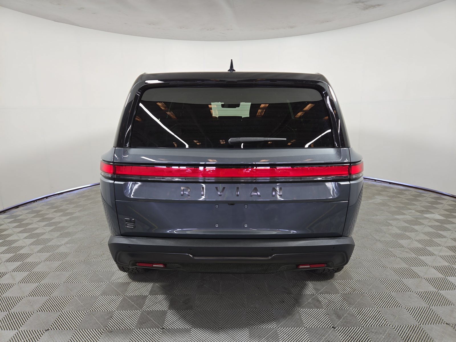 Used 2025 Rivian R1S Adventure Dual AWD/4WD image 4