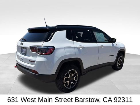 Used 2025 Jeep Compass Trailhawk AWD/4WD image 4