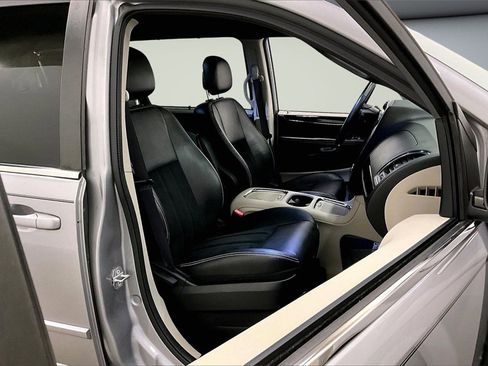 Used 2016 Dodge Grand Caravan SXT image 30