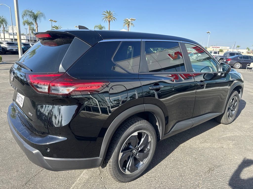 Used 2025 Nissan Rogue SV AWD/4WD image 4