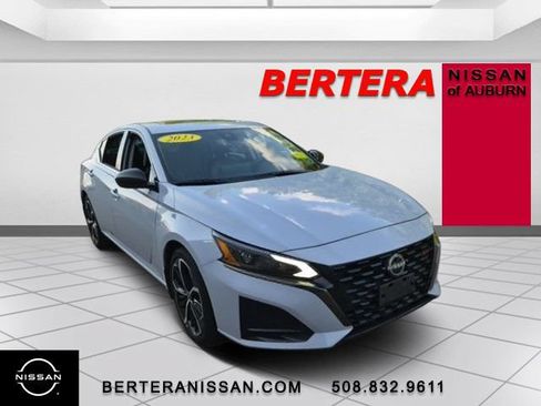 Used 2023 Nissan Altima 2.5 SR w/ SR Premium Package FWD image 4