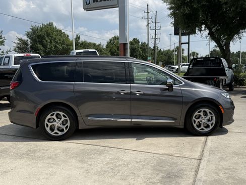 Used 2023 Chrysler Pacifica Limited FWD image 3