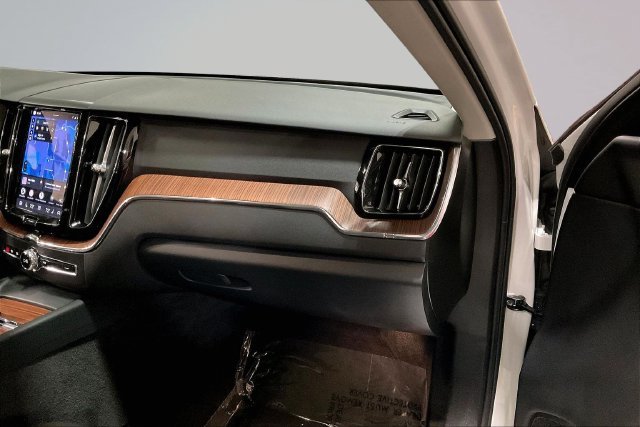 Certified 2024 Volvo XC60 B5 Plus w/ Protection Package Premier AWD/4WD image 20
