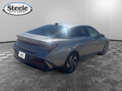Used 2025 Hyundai Elantra SEL FWD image 5