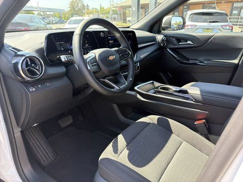Used 2025 Chevrolet Equinox LT FWD image 12