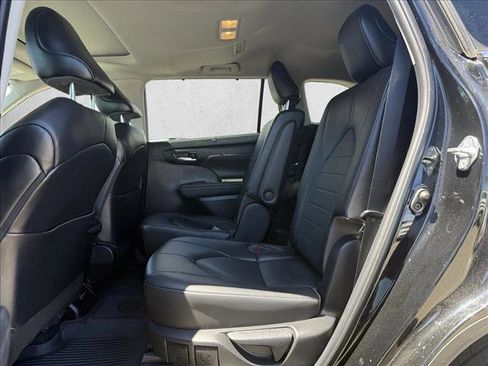 Used 2022 Toyota Highlander XLE image 16