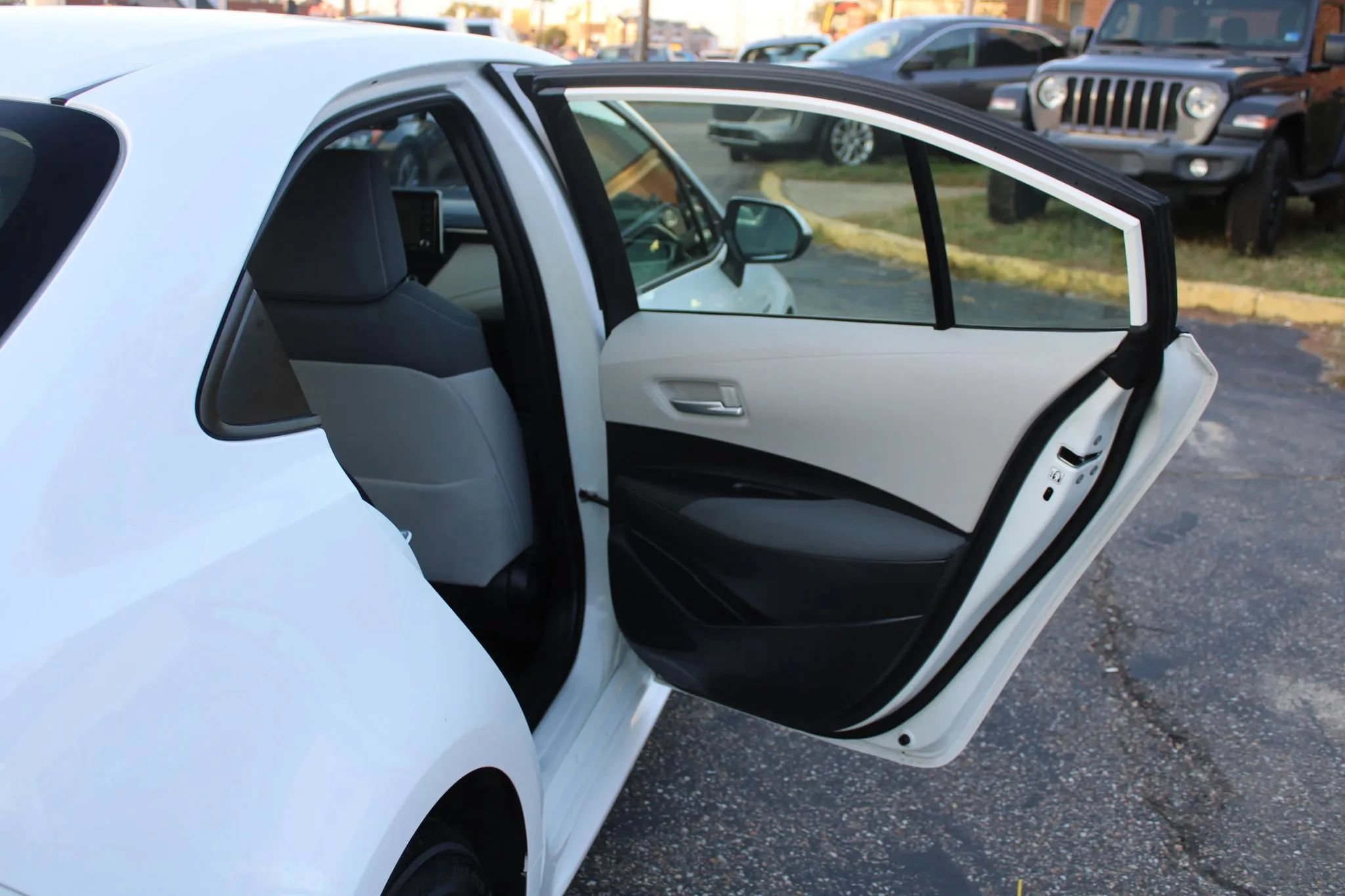 Used 2021 Toyota Corolla LE FWD image 12