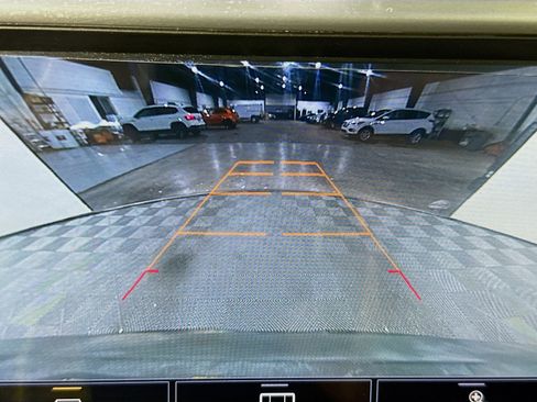 Used 2021 GMC Acadia SLT w/ Elevation Edition image 18