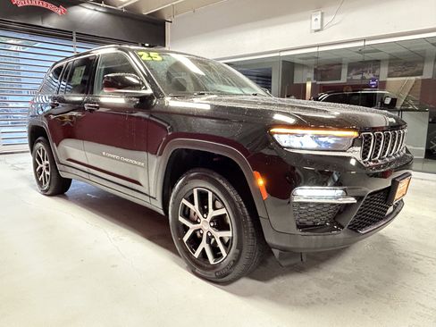 Certified 2025 Jeep Grand Cherokee Limited AWD/4WD image 14