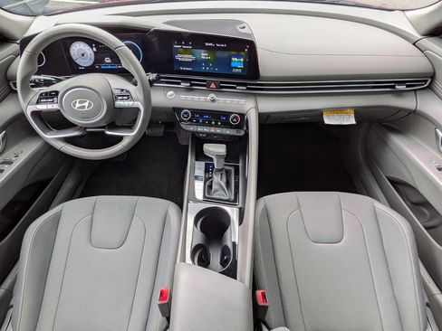 Used 2025 Hyundai Elantra SEL FWD image 13