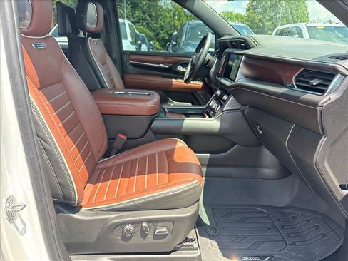 Certified 2024 GMC Yukon Denali Ultimate w/ LPO, Floor Liner Package AWD/4WD image 7