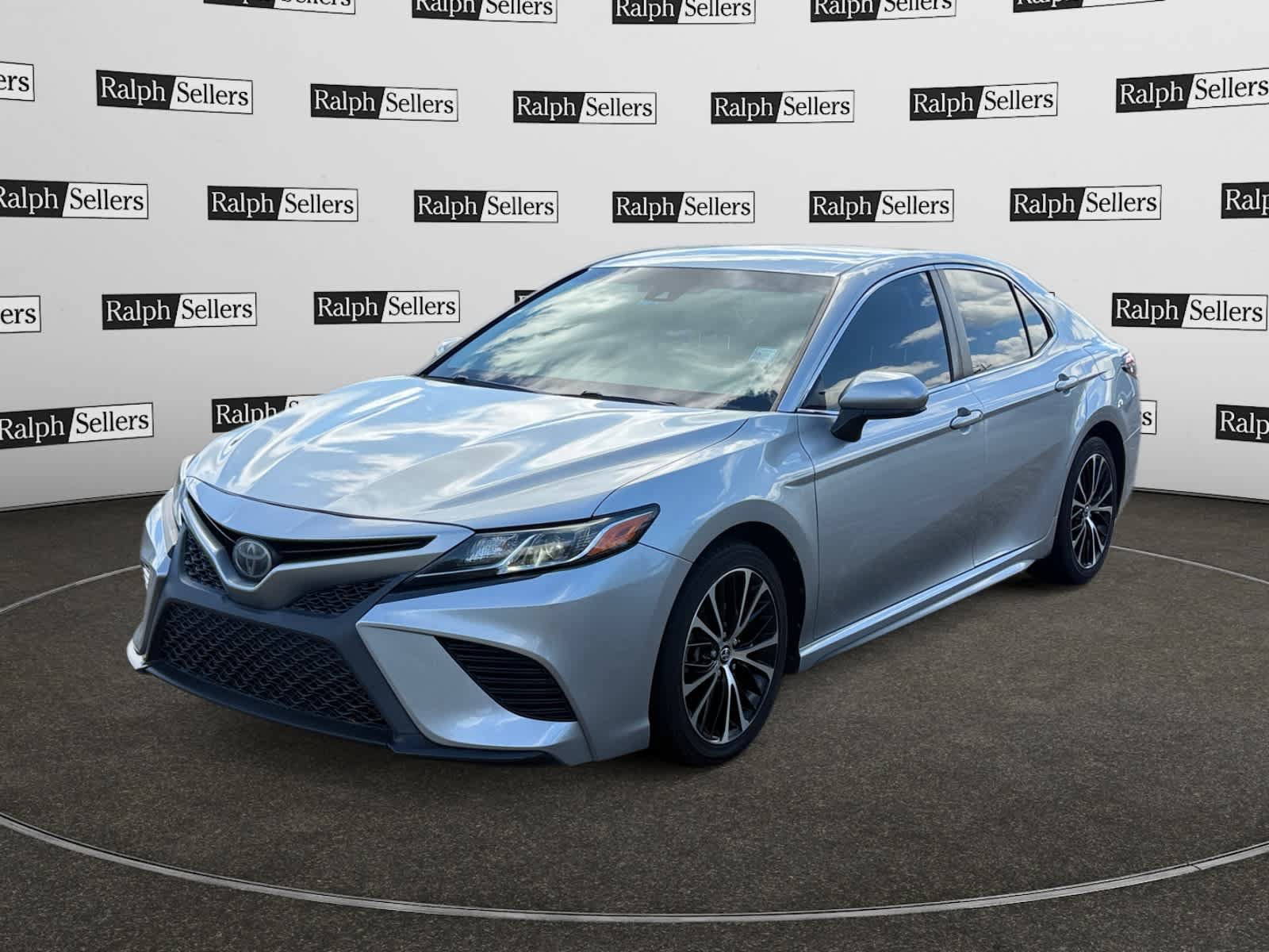 Used 2018 Toyota Camry SE FWD image 2
