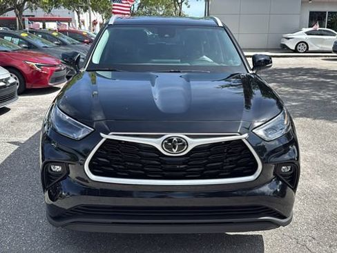 Used 2023 Toyota Highlander XLE FWD image 2