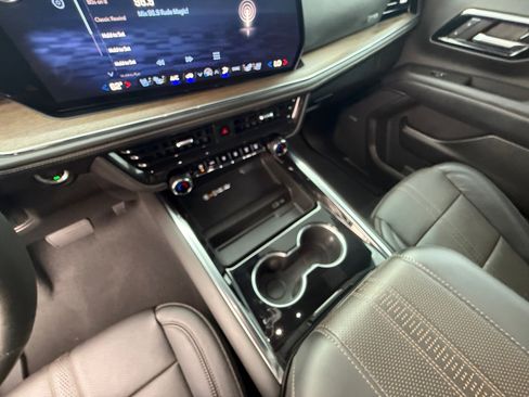 Used 2025 Chevrolet Suburban High Country image 11