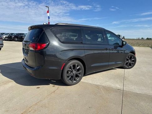 Used 2020 Chrysler Pacifica Touring-L Plus w/ S Appearance Package FWD image 10