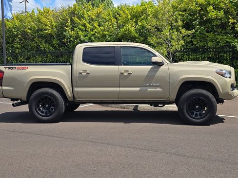 Used 2019 Toyota Tacoma TRD Sport AWD/4WD image 3