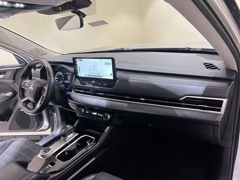 Used 2025 Mitsubishi Outlander AWD image 26