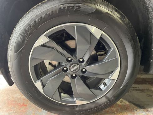 Used 2025 Nissan Rogue SV image 32