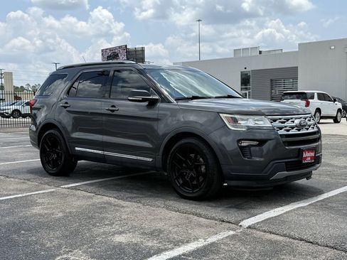 Used 2019 Ford Explorer XLT w/ Equipment Group 202A FWD image 3