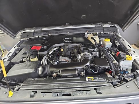 Used 2018 Jeep Wrangler Unlimited Sahara image 30