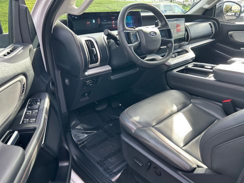 Certified 2025 Ford Expedition Active AWD/4WD image 6