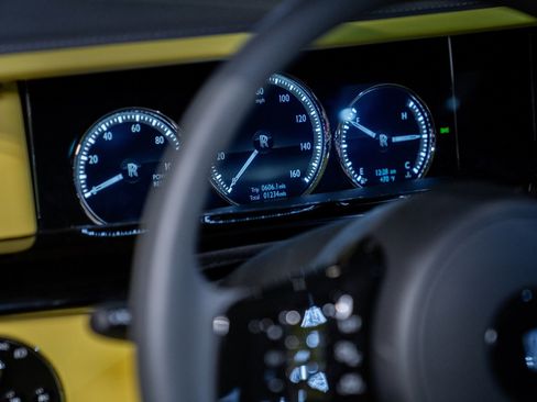 Used 2024 Rolls-Royce Phantom image 27