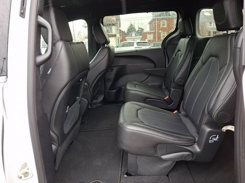 Used 2025 Chrysler Pacifica Select image 10