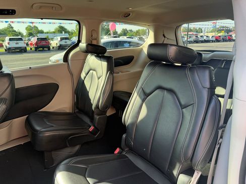 Used 2023 Chrysler Pacifica Touring-L FWD image 17