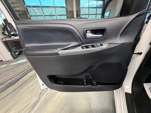 Used 2017 Toyota Sienna SE FWD image 53