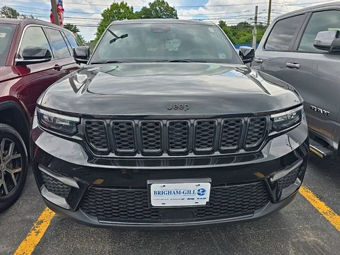 Used 2023 Jeep Grand Cherokee Altitude AWD/4WD image 2