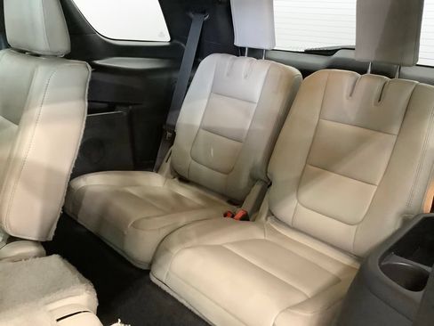 Used 2015 Ford Explorer XLT w/ Equipment Group 202A FWD image 9