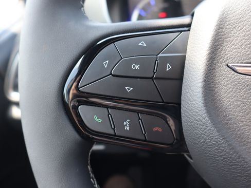 Used 2024 Chrysler Pacifica Premium FWD image 17