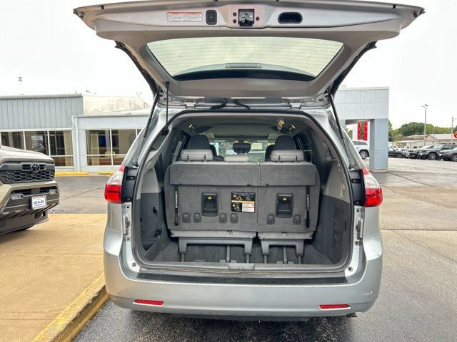 Used 2020 Toyota Sienna XLE FWD image 11