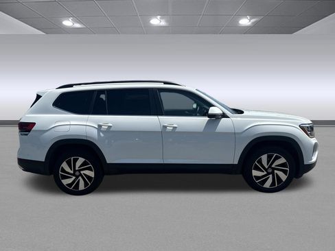 Used 2025 Volkswagen Atlas SE FWD image 2