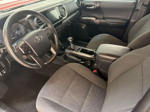 Used 2017 Toyota Tacoma TRD Sport w/ Tow Package (A/T) AWD/4WD image 4