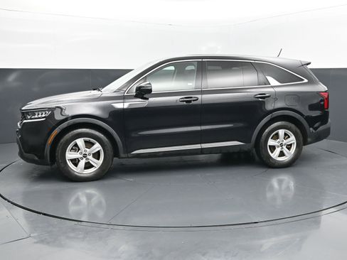 Used 2023 Kia Sorento LX FWD image 2