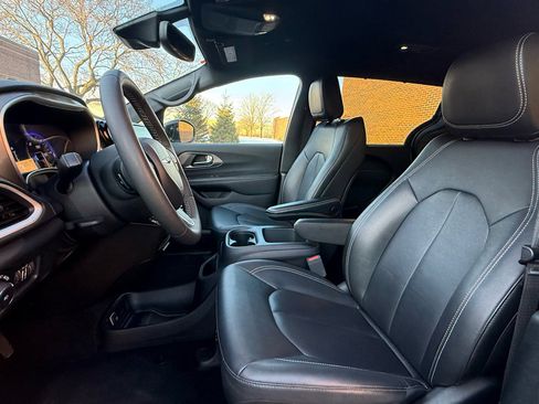 Used 2025 Chrysler Pacifica Select image 10
