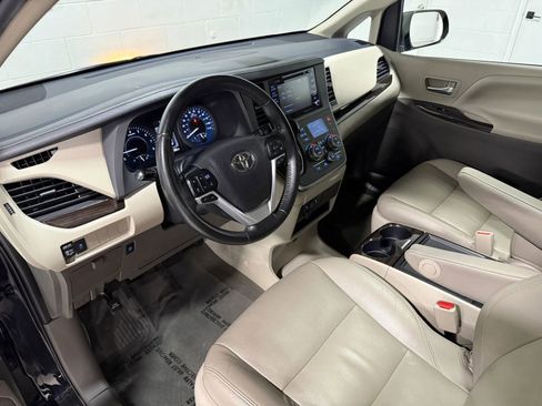 Used 2020 Toyota Sienna XLE FWD image 13