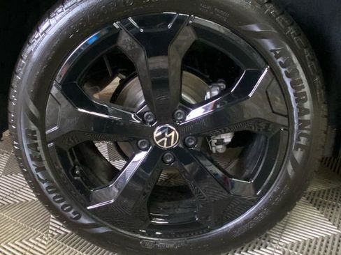 New 2026 Volkswagen Taos SE image 8