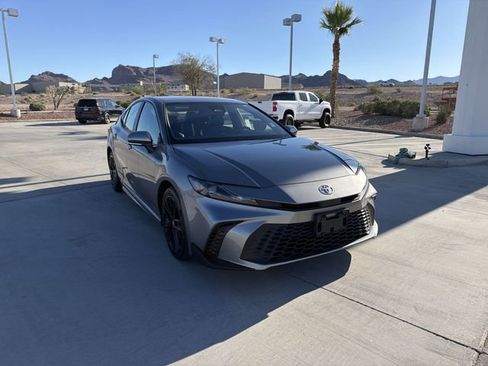 Used 2025 Toyota Camry SE image 3